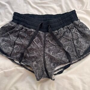 Lululemon Hotty Hot Shorts Womens 6 Formation Alpine Black White 2.5" Drawstring